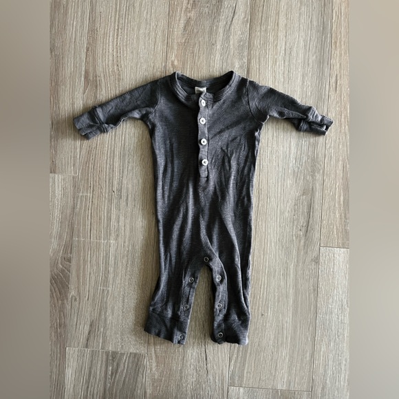 kate quinn Other - Kate Quinn Baby Pointelle Grey Henley Style Romper - Size 3-6 months